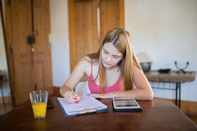 студент с планшетом изучает материалы